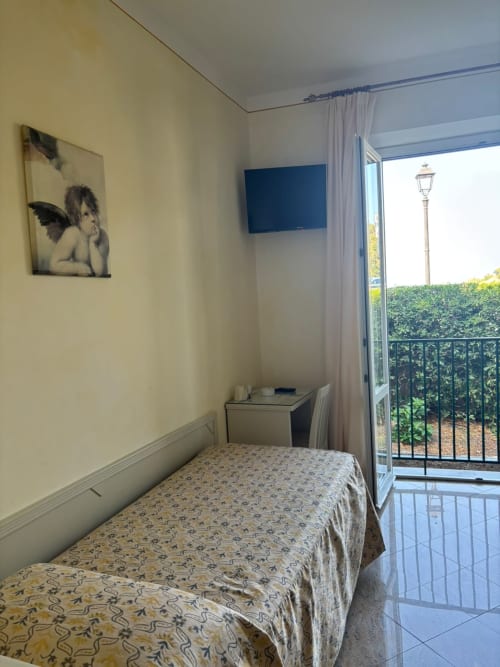 Chambre single à l'Hôtel Feluca à Bonassola avec vue sur le jardin, télévision et accès au balcon