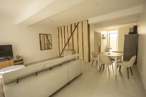 Spacieux séjour du cottage Accolade à Châteaudun avec canapé crème, table à manger, TV et décoration moderne
