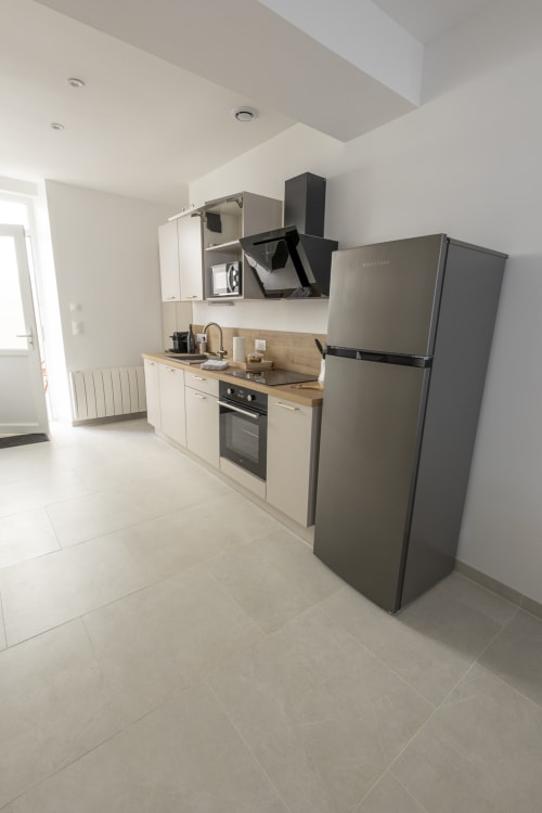 Cuisine contemporaine du gîte Chez Ninon et Lou à l'hôtel Accolade, Châteaudun, équipée d'appareils inox