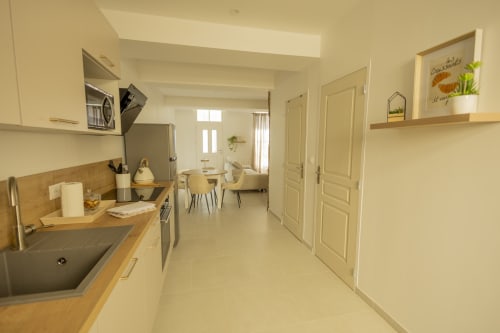Cuisine moderne et salle à manger du gîte Chez Ninon et Lou à l'Hôtel Accolade, Châteaudun