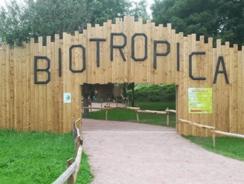 Portail d'entrée de Biotropica aux Gîtes De Flaubert au Héron, France, avec palissade en bois