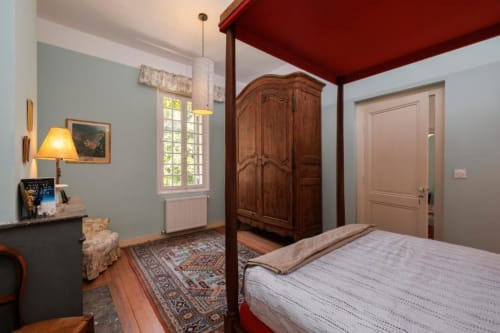 Chambre Le Clos de la Capelle à la maison d'hôtes Les Petits Toits à Galgon avec lit à baldaquin et mobilier d'époque
