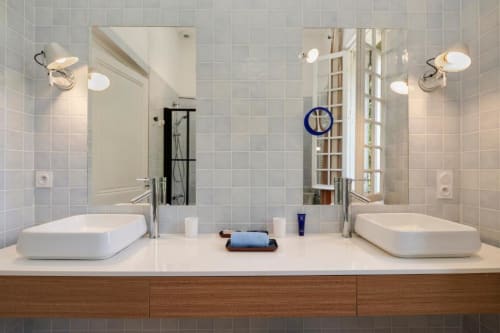 Salle de bains moderne avec double vasque au gîte Les Petits Toits, Galgon, France, vasques blanches et miroirs