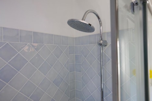 Pomme de douche pluie moderne dans la salle de bain du gîte Le Clos de la Chapelle aux Petits Toits, Galgon
