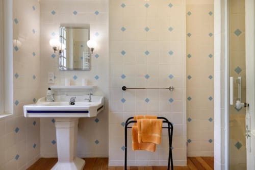 Salle de bains du gîte LE CLOS DE LA CAPELLE aux Petits Toits, Galgon avec lavabo sur piédestal, carrelage bleu losange et