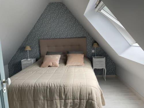Chambre mansardée cosy aux gîtes du grand saule à Tardinghen avec lit queen, papier peint gris et fenêtre de toit