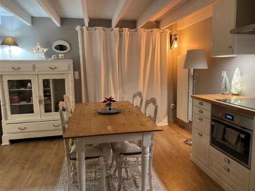 Cuisine et salle à manger modernes aux gîtes du grand saule à Tardinghen avec table en bois et mobilier crème