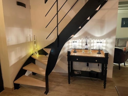 Escalier moderne du gîte avec rampes en métal noir et marches en bois aux Gîtes du Grand Saule, avec bureau et décoration