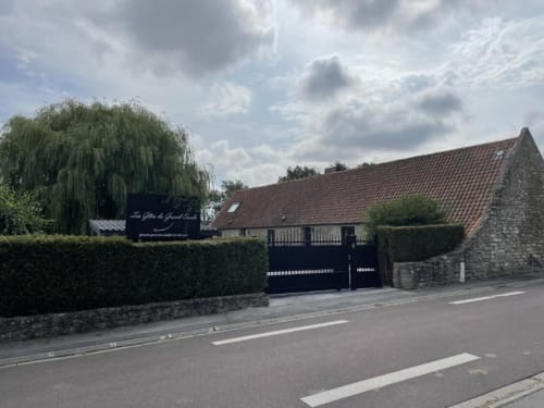 Le gîte du Grand Saule à Tardinghen, vue sur le jardin, façade en pierre et terrasse