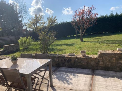 Terrasse de restaurant en plein air aux gîtes du grand saule à Tardinghen avec vue sur jardin et aménagement paysager.