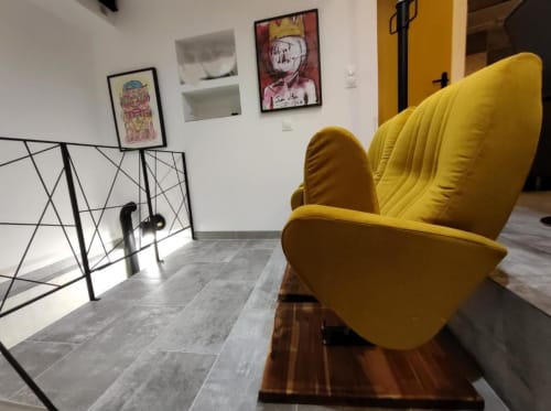 Fauteuil jaune moderne au Travertin Loft d'Oriflamme & Travertin, appartement avignonnais avec œuvres d'art contemporain et teintes grises