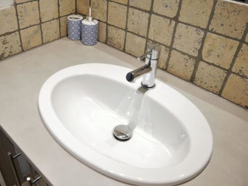 Lavabo ovale moderne avec robinetterie chromée dans le studio Le Travertin, Avignon