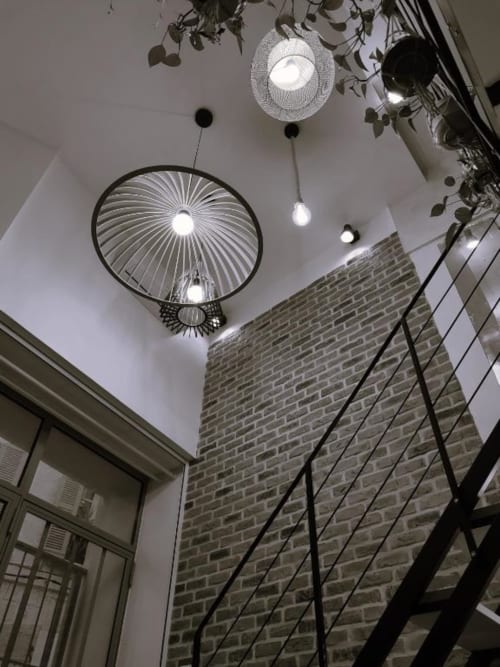 Plafond contemporain avec luminaires suspendus design et fixtures tissées dans le loft Le Travertin, Avignon