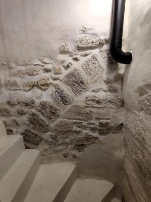 Détail de mur en pierre brute dans l'appartement Le Travertin Loft à Oriflamme & Travertin, Avignon
