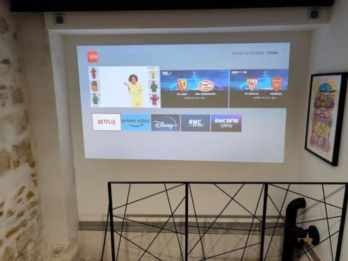 Téléviseur écran plat dans l'appartement Le Travertin Loft affichant les services de streaming SFR et les chaînes sportives françaises à l'hôtel d'Avignon