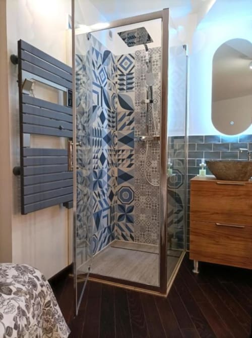 Salle de bain moderne du Loft Le Travertin chez Oriflamme & Travertin à Avignon, avec douche carrelée motifs et chauffage