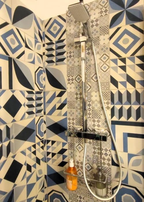 Salle de bains moderne au Travertin Loft à Avignon, carrelage géométrique, douche et équipements