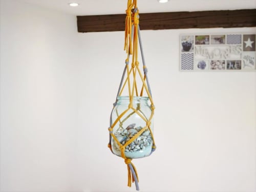 Jardinière suspendue en macramé avec plante grasse et galets, Apartment Le Travertin à Oriflamme & Travertin, Avignon
