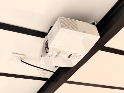 Ventilateur d'extraction blanc au plafond avec gaines de ventilation dans l'appartement Le Travertin Loft de l'hôtel Oriflamme & Travertin, Avignon