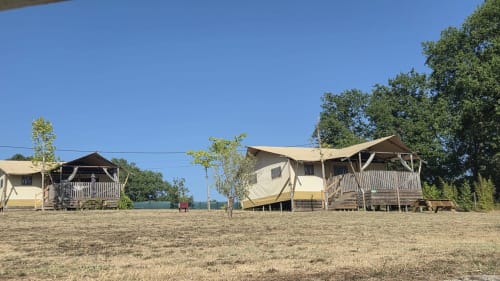 Glamping tenten bij Home Sweet Lodge in Saint Germain et Mons, Aquitaine, met houten terrassen en heldere hemel