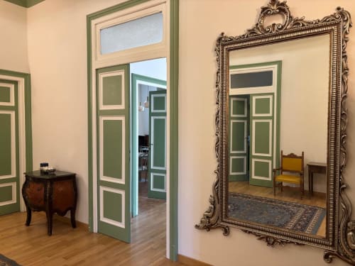 Camera boutique B&B Il 900 ad Avezzano con specchio ornato, porte verdi e arredamento classico italiano