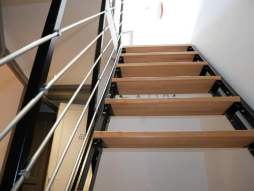 Escalier en bois avec rampe métallique de l'appartement Sweet Cotton Duplex, hôtel Oriflamme & Travertin, Avignon