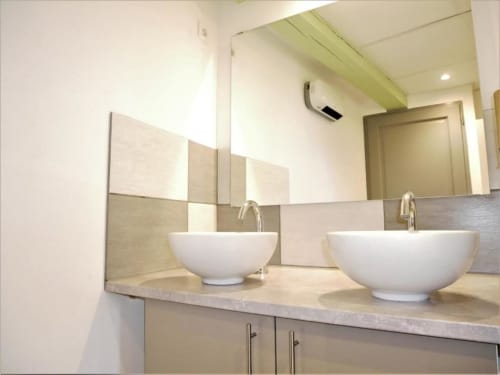Salle de bains moderne avec deux vasques blanches et mur miroir carrelé dans l'appartement Sweet Cotton Duplex, Avignon