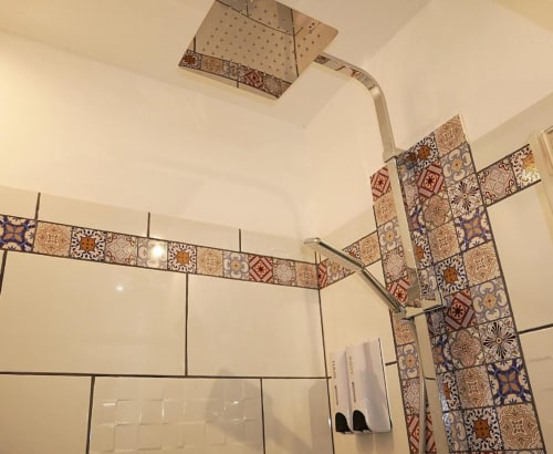 Salle de bain moderne du Studio Zoé à Oriflamme & Travertin, Avignon, avec carrelage décoratif et douche pluie