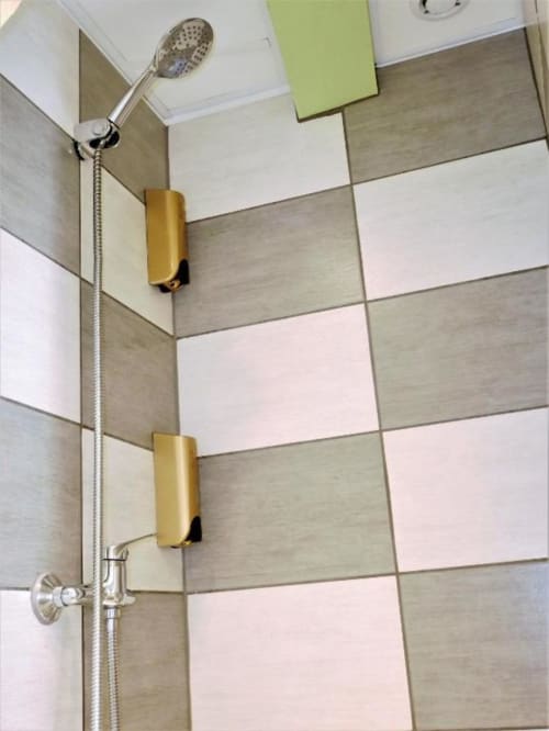 Salle de bain moderne avec pommeau de douche à main, robinetterie en laiton et carrelage géométrique à l'appartement Sweet Cotton Duplex, Avignon