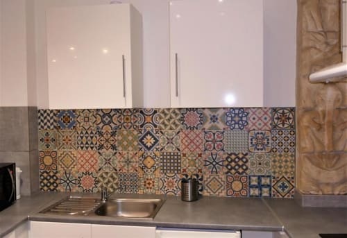 Kitchenette moderne du Studio Théa à Avignon avec carrelage à motifs décoratifs, placards blancs et