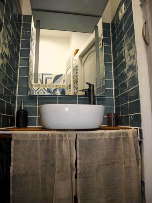 Salle de bain moderne de l'appartement Studio Théa à Oriflamme & Travertin, Avignon, avec vasque blanche et murs carrelés