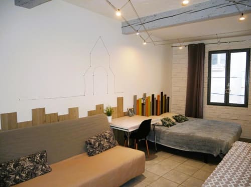 Appartement Studio Théa à Avignon avec lits, table à manger, kitchenette et vue sur la ville depuis les fenêtres