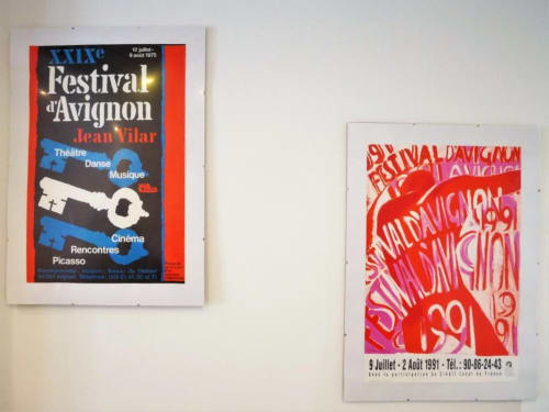 Affiches vintage du Festival d'Avignon exposées dans l'appartement Studio Théa, hôtel Oriflamme à Avignon, France