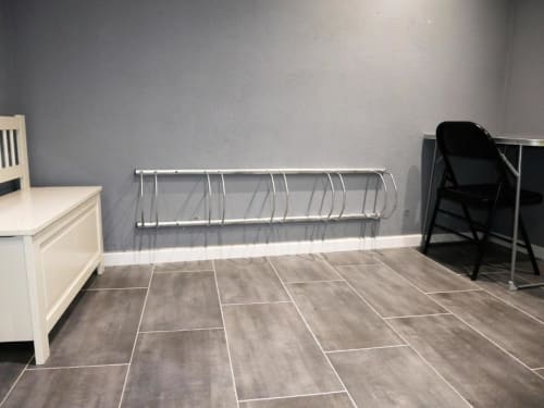Appartement Studio Zoé à Avignon avec carrelage, kitchenette blanche, chaise pliante noire et rampe métallique sur fond bleu-gris