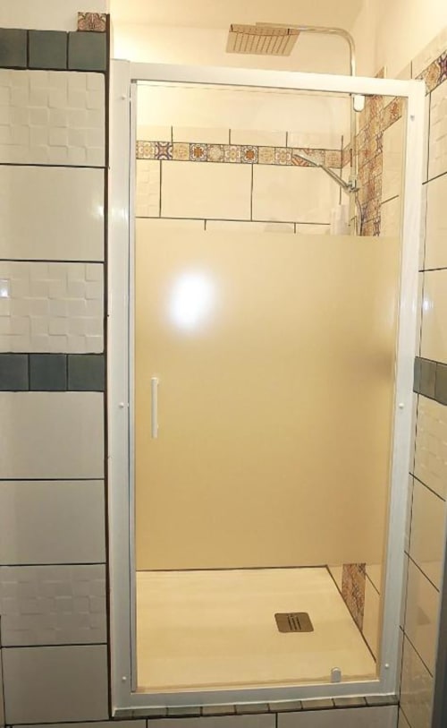 Douche vitrée moderne dans la salle de bains Studio Zoé, Oriflamme & Travertin, appartement à Avignon