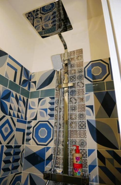 Salle de bain moderne au Studio Théa d'Oriflamme & Travertin, Avignon, avec carrelage géométrique bleu et douche à effet pluie