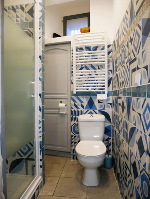 Salle de bain contemporaine de l'appartement Studio Théa à Oriflamme & Travertin, Avignon, avec carrelage géométrique bleu et blanc