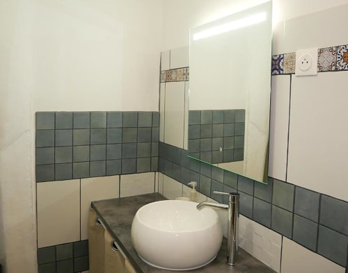 Salle de bains moderne au Studio Zoé d'Oriflamme & Travertin, Avignon, avec vasque ronde blanche et accents de carrelage vert