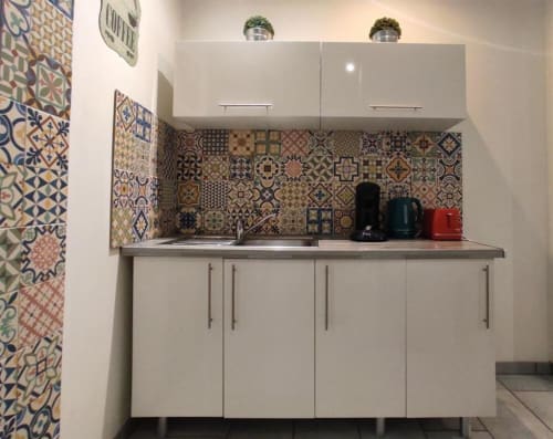 Kitchenette moderne au Studio Zoé d'Oriflamme & Travertin à Avignon, avec dosseret en carrelage motif et meubles blancs