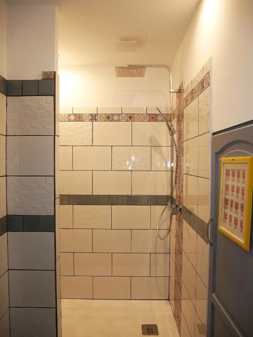 Douche à l'italienne moderne avec carrelage beige métro et détails décoratifs au Studio Zoé, Oriflamme & Travertin, Avignon