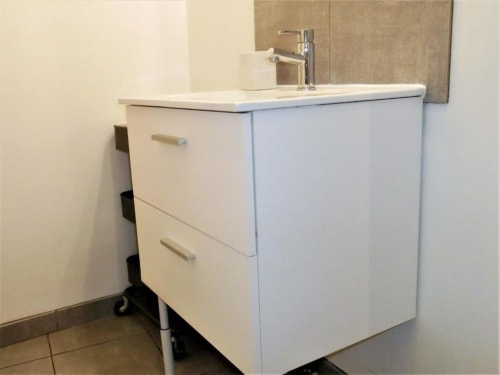 Vasque de salle de bain blanche moderne avec tiroirs et robinet chromé à l'appartement Studio Zoé, Oriflamme & Travertin, Avignon