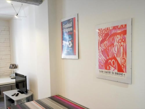 Appartement Studio Théa à Avignon avec bureau, TV et affiches de festival sur murs blancs
