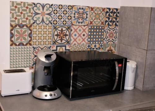 Kitchenette du Studio Théa à Oriflamme & Travertin, Avignon, équipée d'un micro-ondes, une cafetière et un grille-pain