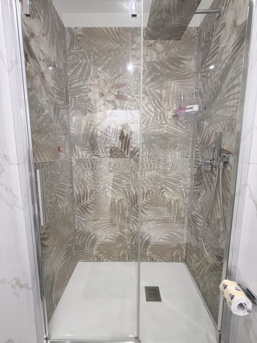 Moderno box doccia con piastrelle botaniche color tortora dell'hotel Sabò Bologna a Bologna, Italia