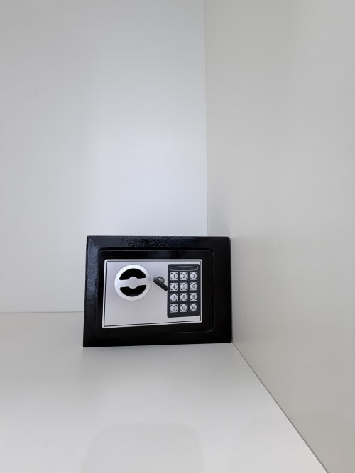 Cassaforte digitale nera con tastiera elettronica nella camera dell'hotel Sabò Bologna