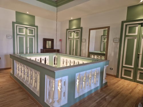 Esposizione del museo B&B Il 900 ad Avezzano con balaustre classiche, porte verdi e specchi ornamentali