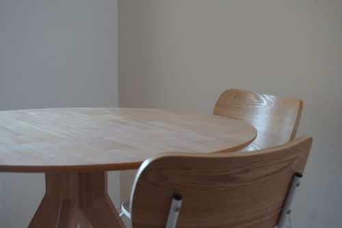 Mesa de comedor redonda de madera con sillas en el apartamento estudio Palacio Mambrilla, Valladolid