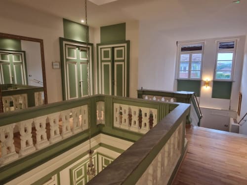 La scala del B&B Il 900 ad Avezzano con ringhiere verde e crema, pavimenti in legno e dettagli architettonici d'epoca