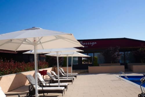 Pátio da Tranca da Barriga Casa do Vinho com guarda-sóis, espreguiçadeiras, piscina e vistas de montanha em Dominguiso