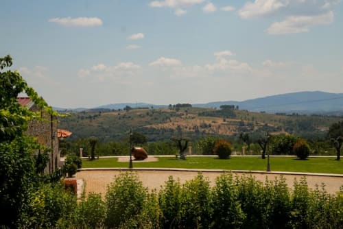 Cottage Tranca da Barriga com montanhas ondulantes, paisagem de vinhedos e jardins cuidados em Dominguiso, Portugal